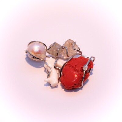 Ciondolo o spilla in argento con perla, coralli e pietre dure