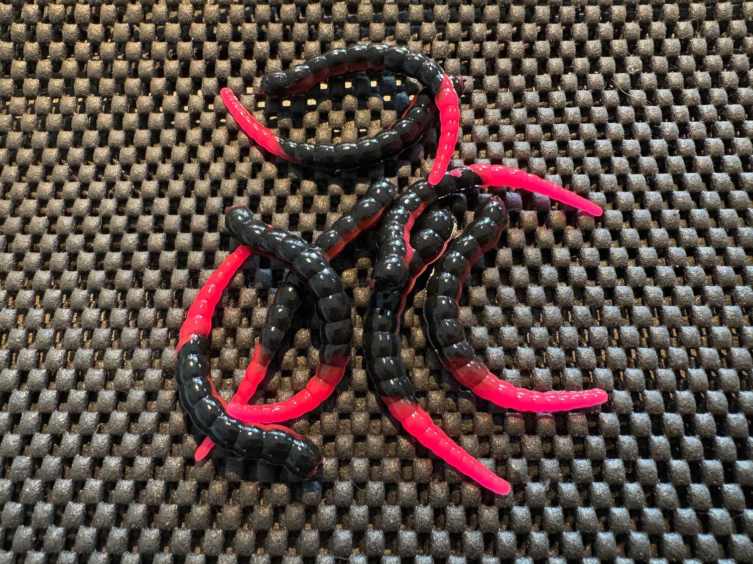 Forellen-Spezis | Racker 6.5 cm black pink 8 stuks Forellen-Spezis | Racker 6.5 cm black pink 8 stuks