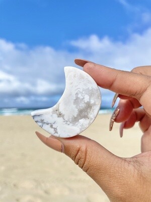 Mooning White Lace Agate Moon