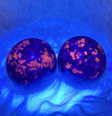 Fluorescent Yooperlite Spheres