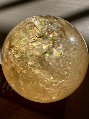 Queen&#39;s Honey Honey Calcite Sphere