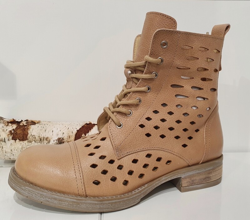 Brako Stiefel mit Lochmuster in creme Brako Stiefel mit Lochmuster in creme