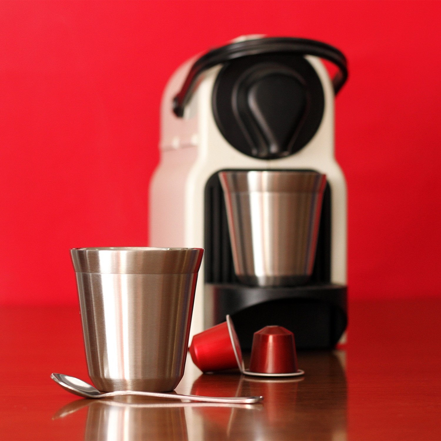 Juego de 2 tazas de doble pared, fabricadas en acero inoxidable, incluye 2 cucharas y estuche, capacidad de 160 ml.