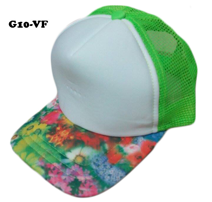Gorra de malla verde con frente blanco y visera floreada