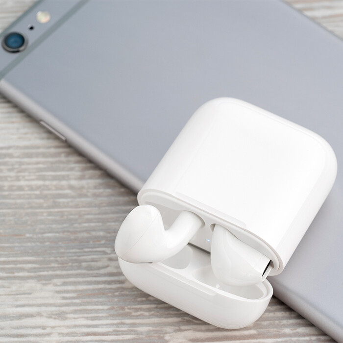Audífonos inalámbricos bluetooth con estuche de plástico.