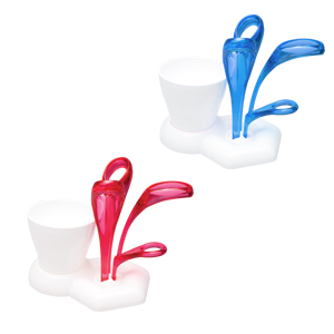 Soporte de plástico para cepillo y pasta de dientes.
