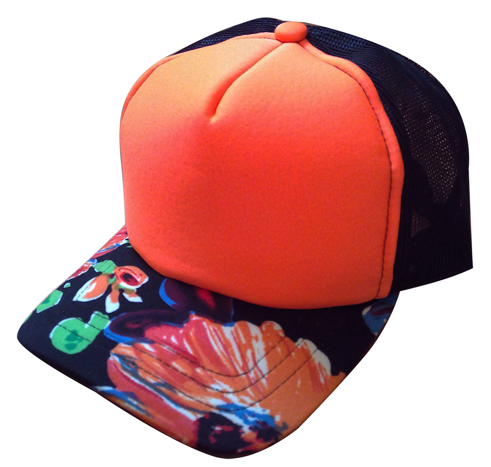 Gorra de malla negra, frente naranja neón y visera floreada