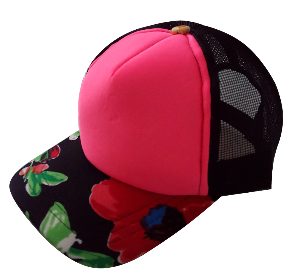 Gorra de malla negra, frente rosa neón y visera floreada