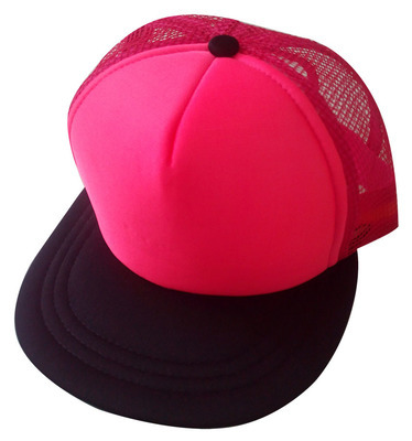 Gorra de malla y frente rosa neón con visera plana