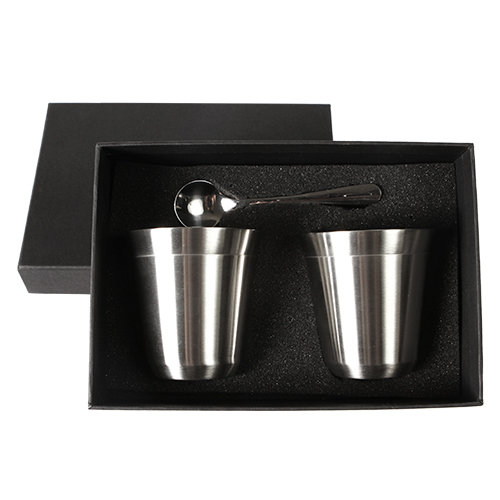 SET DE 2 TAZAS FABRICADAS EN ACERO INOX CON DOS CUCHARAS Y ESTUCHE.