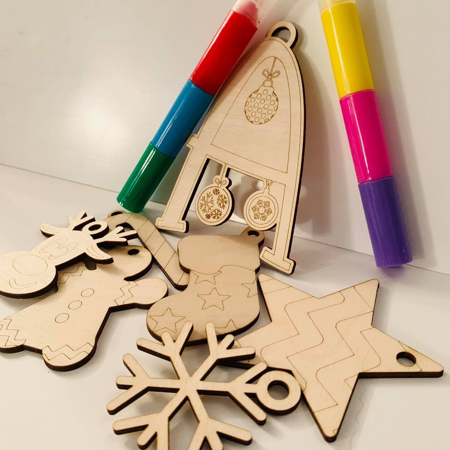 DIY Christmas Ornament Crafting (complete With Pens)