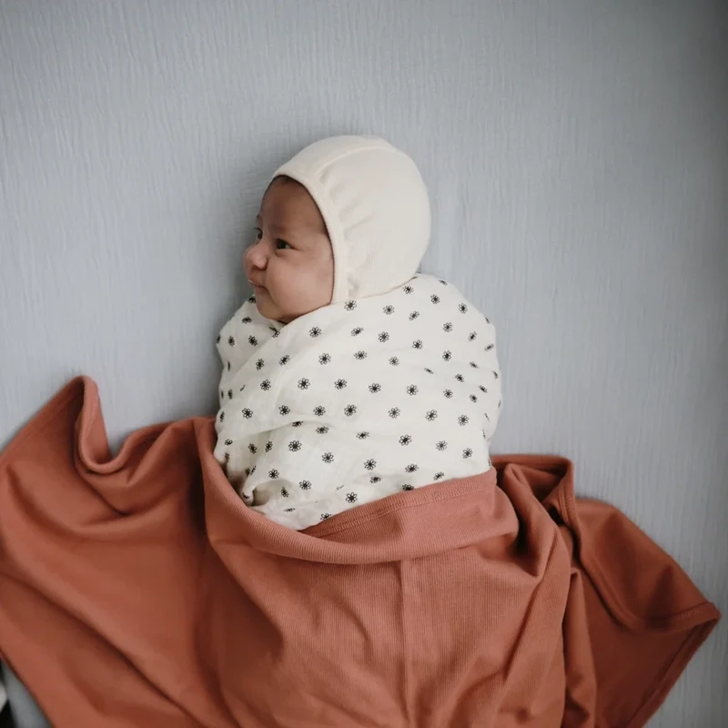 Mushie Swaddle Black Daisy