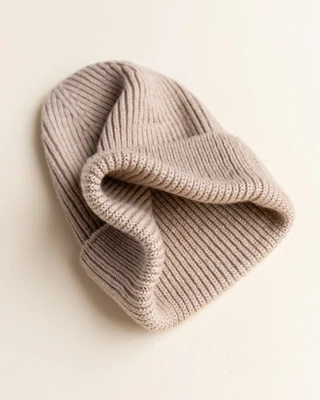 Fonzie Beanie sand