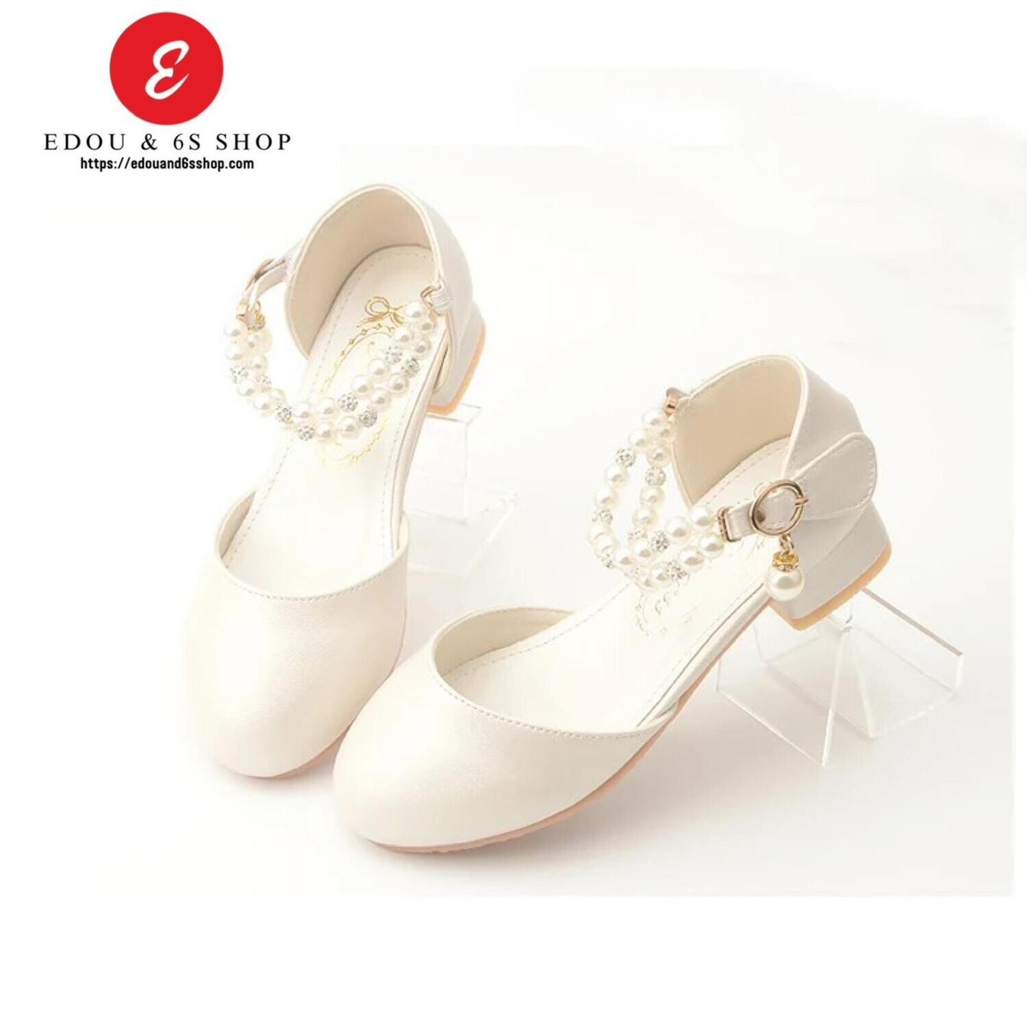 Girl shoes with pearls