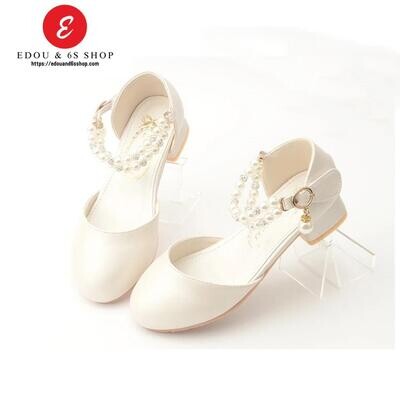 Girl shoes with pearls