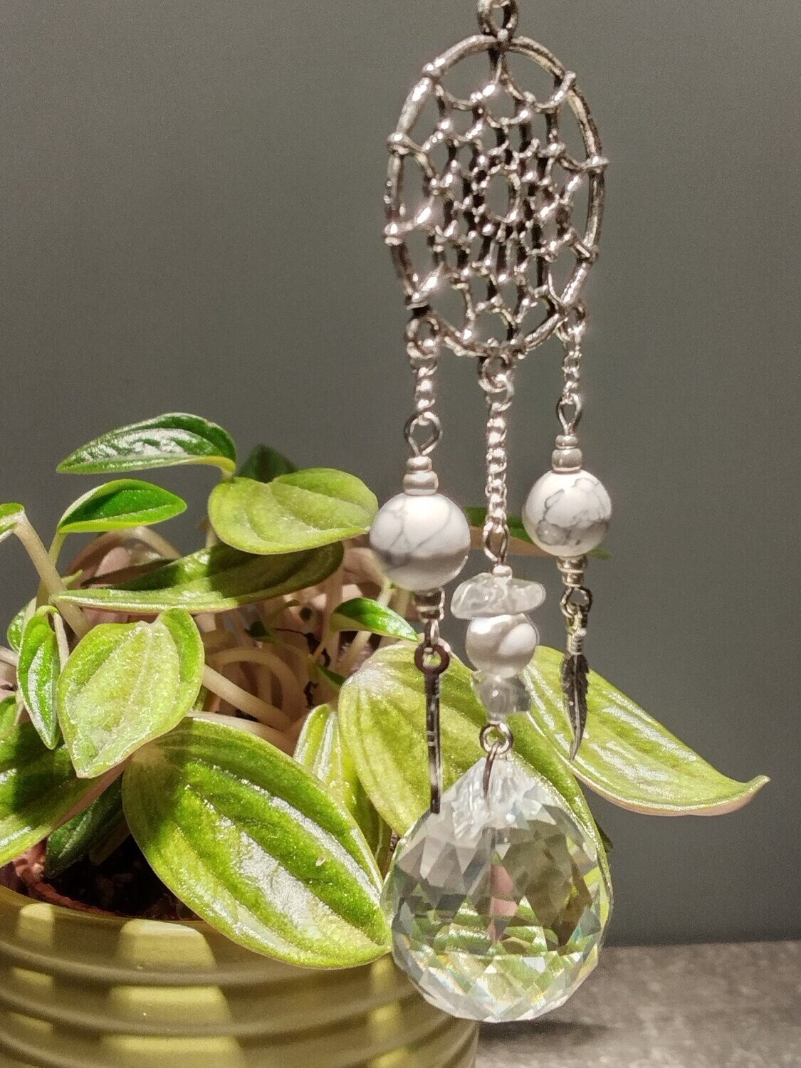 Sun Catcher aus Kristall und Howlith