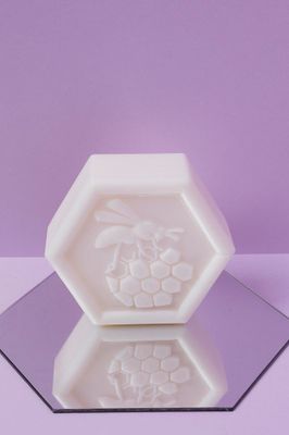 Pflanzenseife mit Milch, Sheabutter und Traubenkernöl