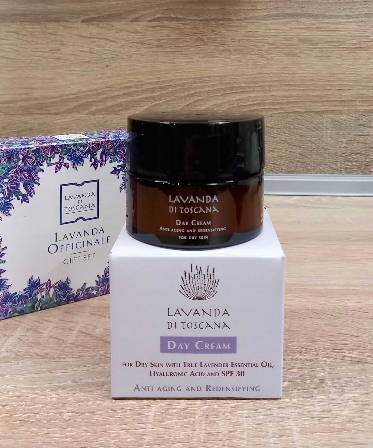 Bio-Redensifizierende Tagescreme für trockene Haut mit Lavendel, Hyaluronsäure und LSF 30. Anti-Falten-Creme. Bio-Redensifizierende Tagescreme für trockene Haut mit Lavendel, Hyaluronsäure und LSF 30. Anti-Falten-Creme.