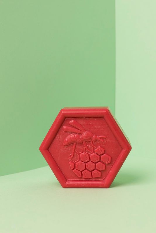 Pflanzenseife mit Honig und roten Früchten