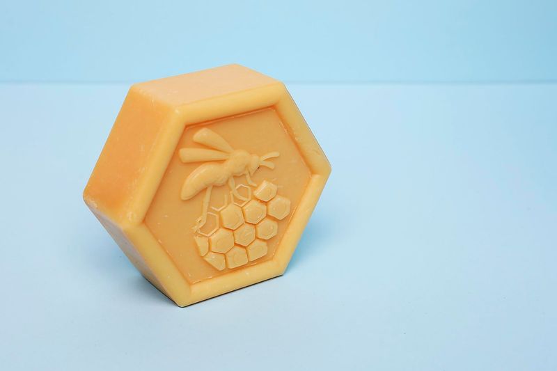 Pflanzenseife mit Bienenwachs