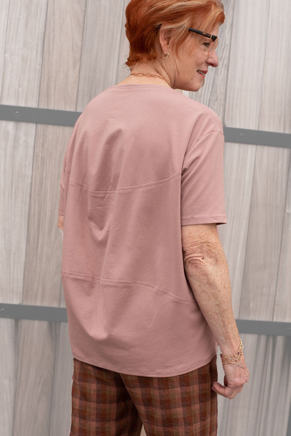 Back view of the Crane St. Tee. in pink jersey knit with a rib knit inset. 