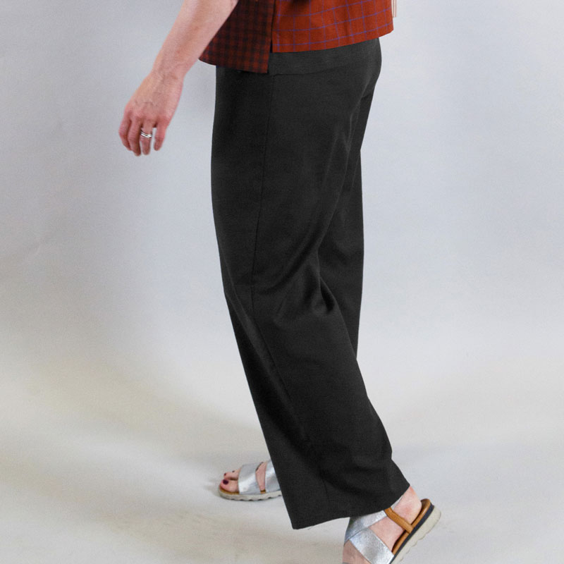Side view of the Elle Pants made in dark chambray fabric. Side view of the Elle Pants made in dark chambray fabric.