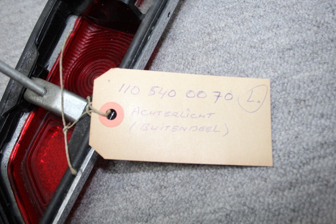 W 110 Achterlicht buitendeel links