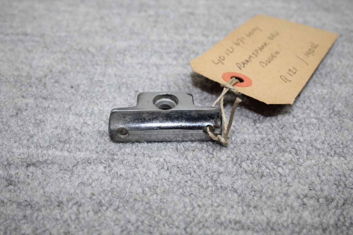 Raamspaak bevestiging boven