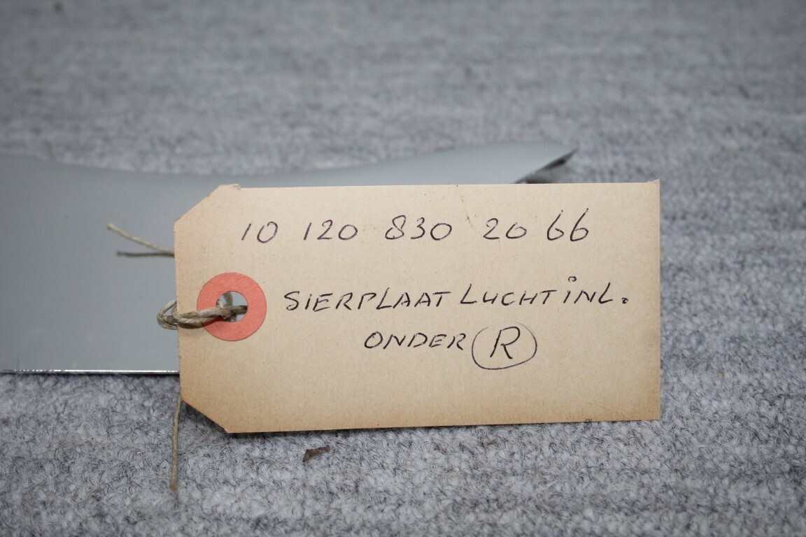 Sierplaat luchtinlaat rechts onder Sierplaat luchtinlaat rechts onder
