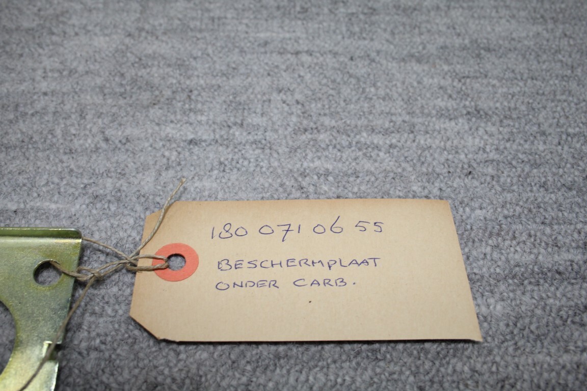 Beschermplaat onder de carburateur