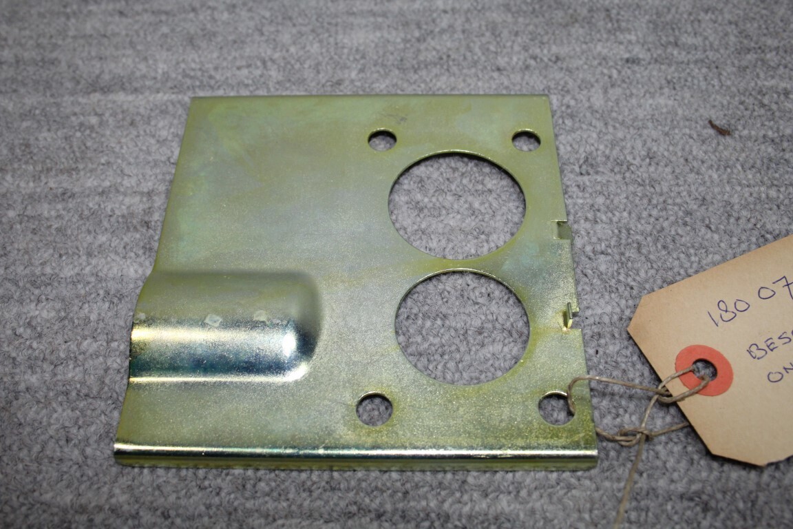 Beschermplaat onder de carburateur