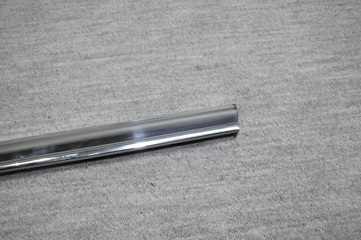 Sierlijst rechts achter onder raam