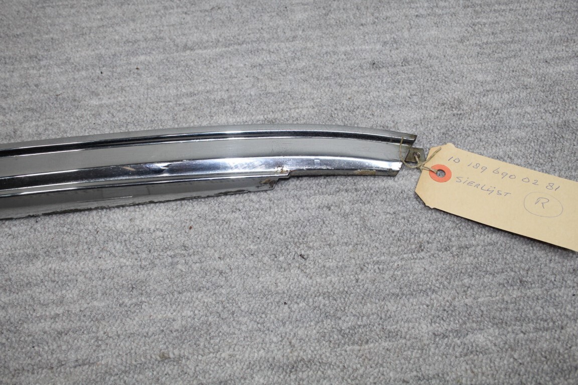 Sierlijst rechts achter onder raam