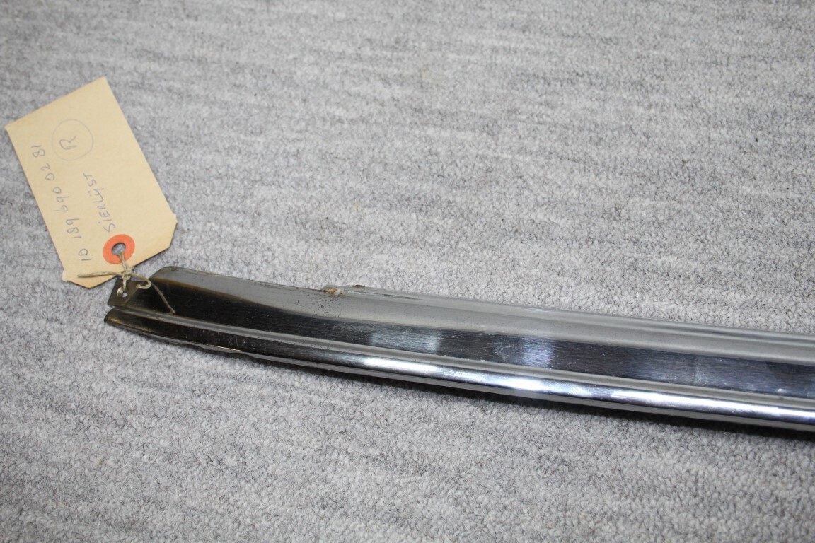 Sierlijst rechts achter onder raam