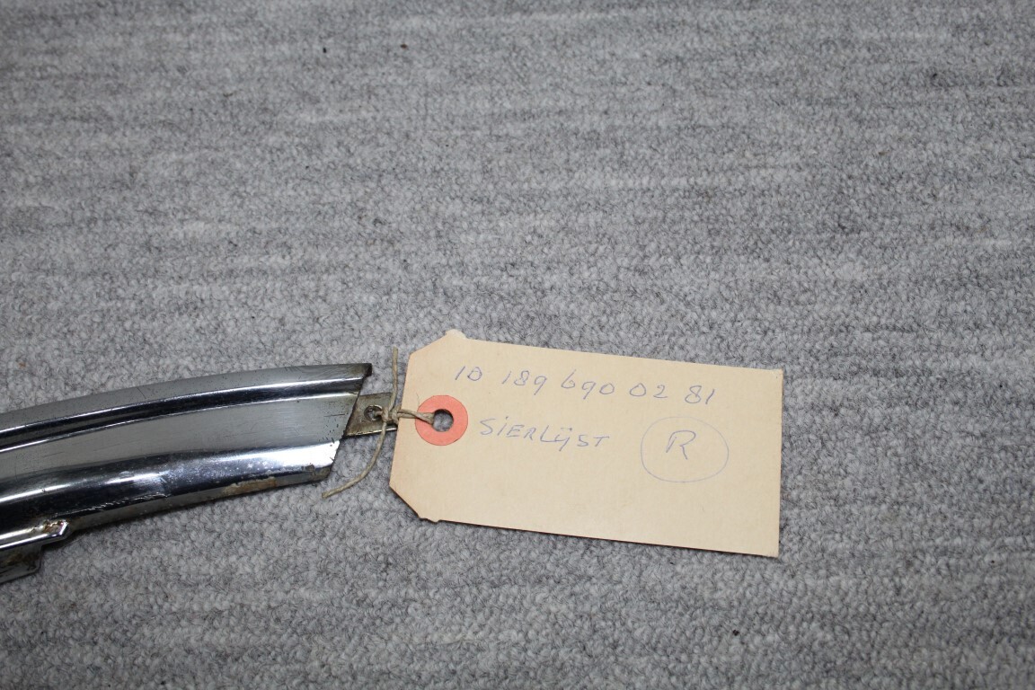 Sierlijst rechts achter onder raam