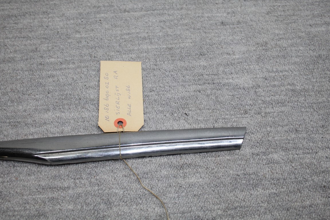 Sierlijst rechts achter op scherm