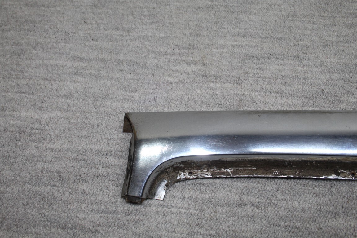 A zuil chrome lijst links