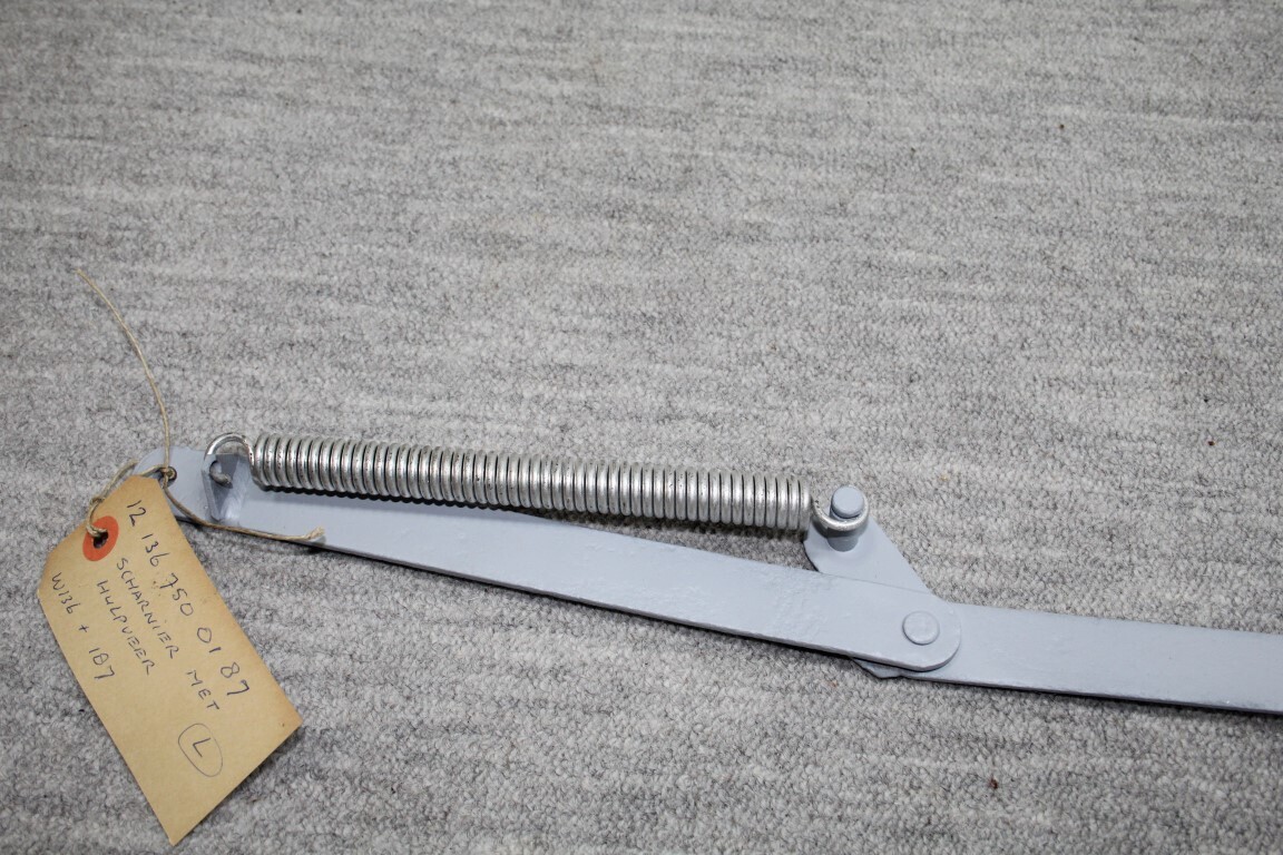 Kofferbakscharnier met nieuwe veer links