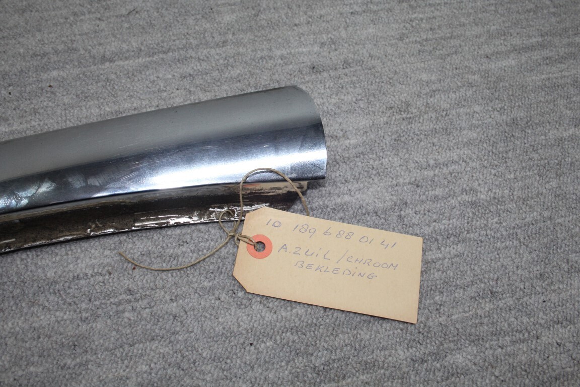 A zuil chrome lijst links