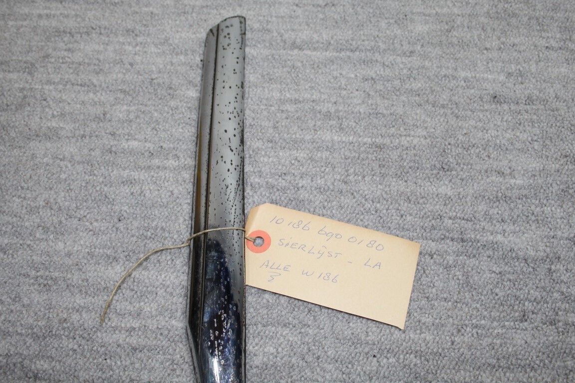 Sierlijst links achter op scherm Sierlijst links achter op scherm