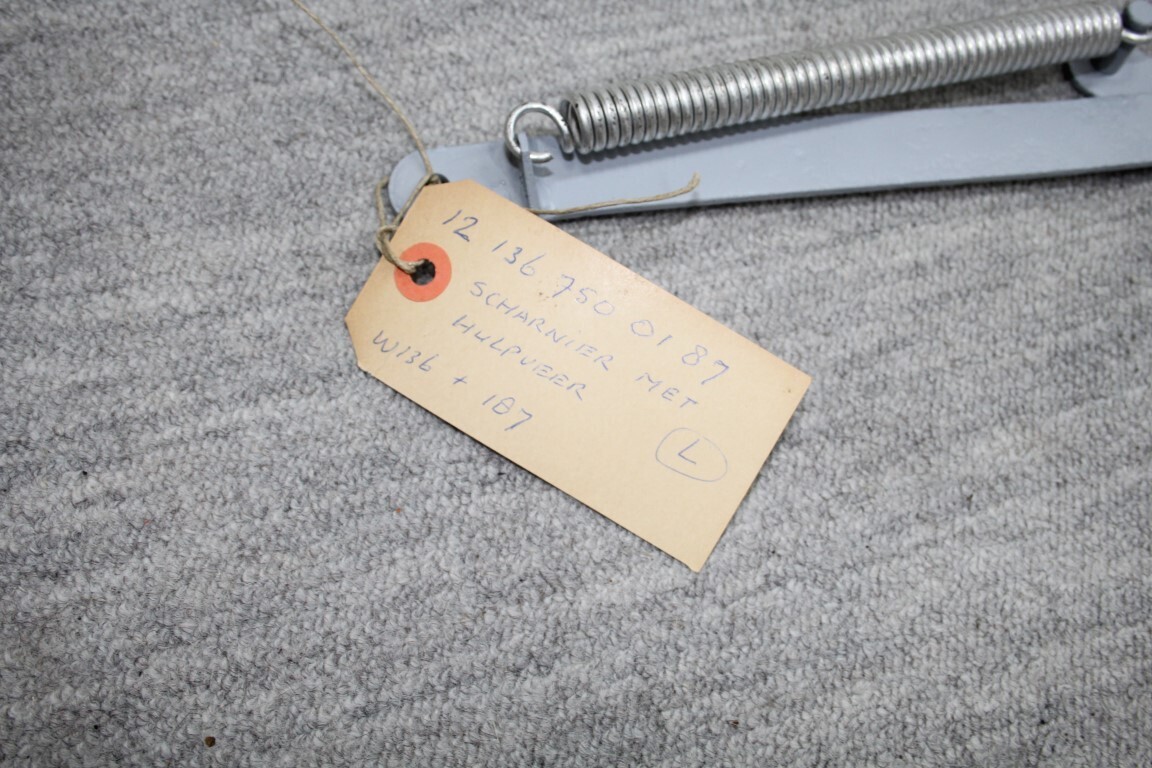 Kofferbakscharnier met nieuwe veer links