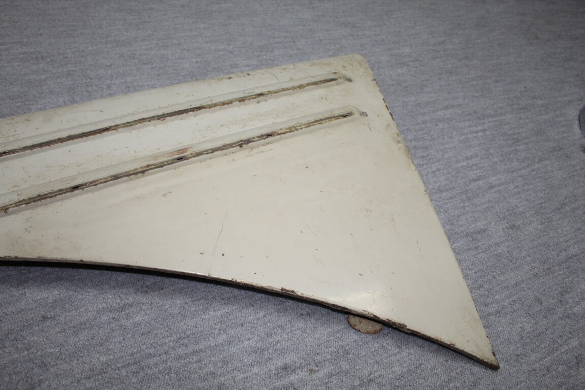 Zijkant motorkap links  W 187