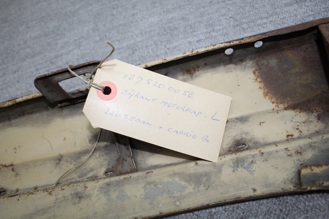 Zijkant motorkap links  W 187