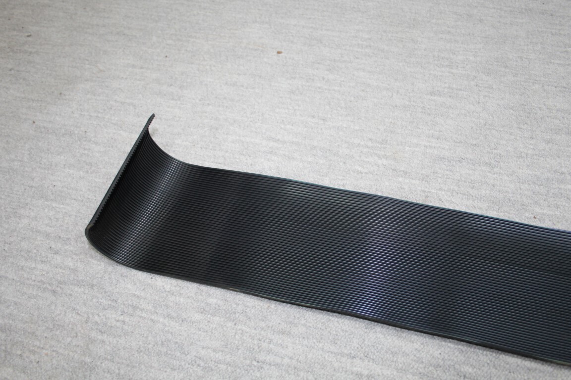 Treeplank rubber voor de instapdorpel  R 113