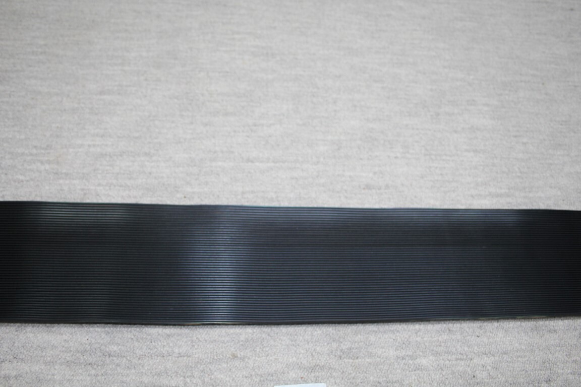 Treeplank rubber voor de instapdorpel  R 113