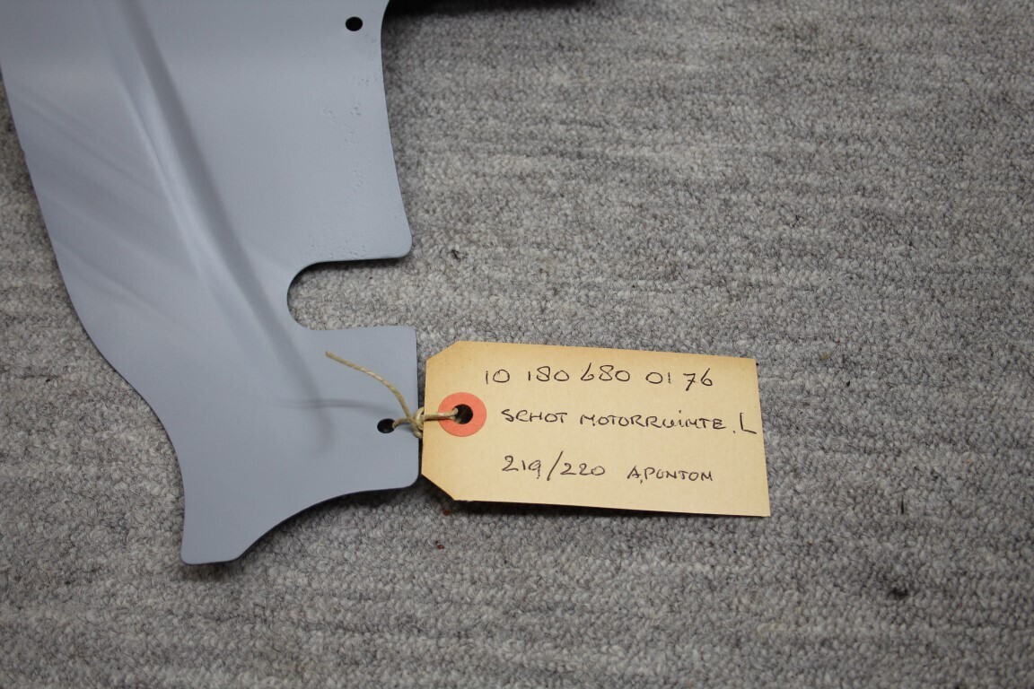 Schot voor in de motor ruimte links