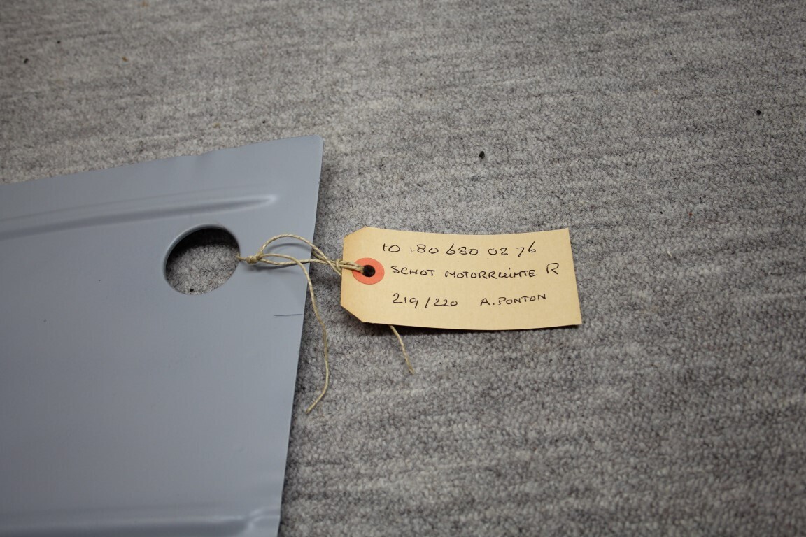 Schot voor in de motor ruimte rechts