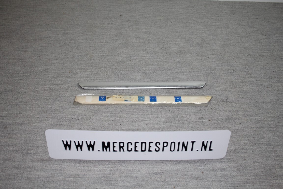 Sierlijst tussen de achterbumpers