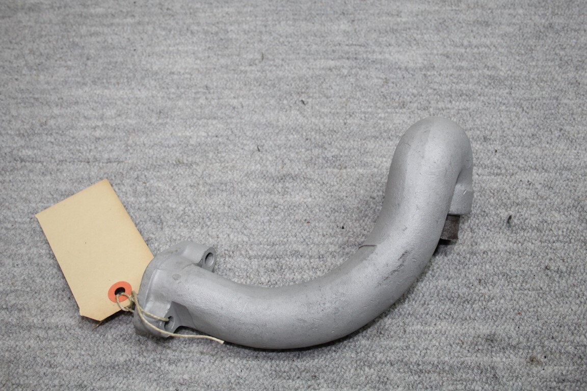 Koelwaterpijp voor op de motor