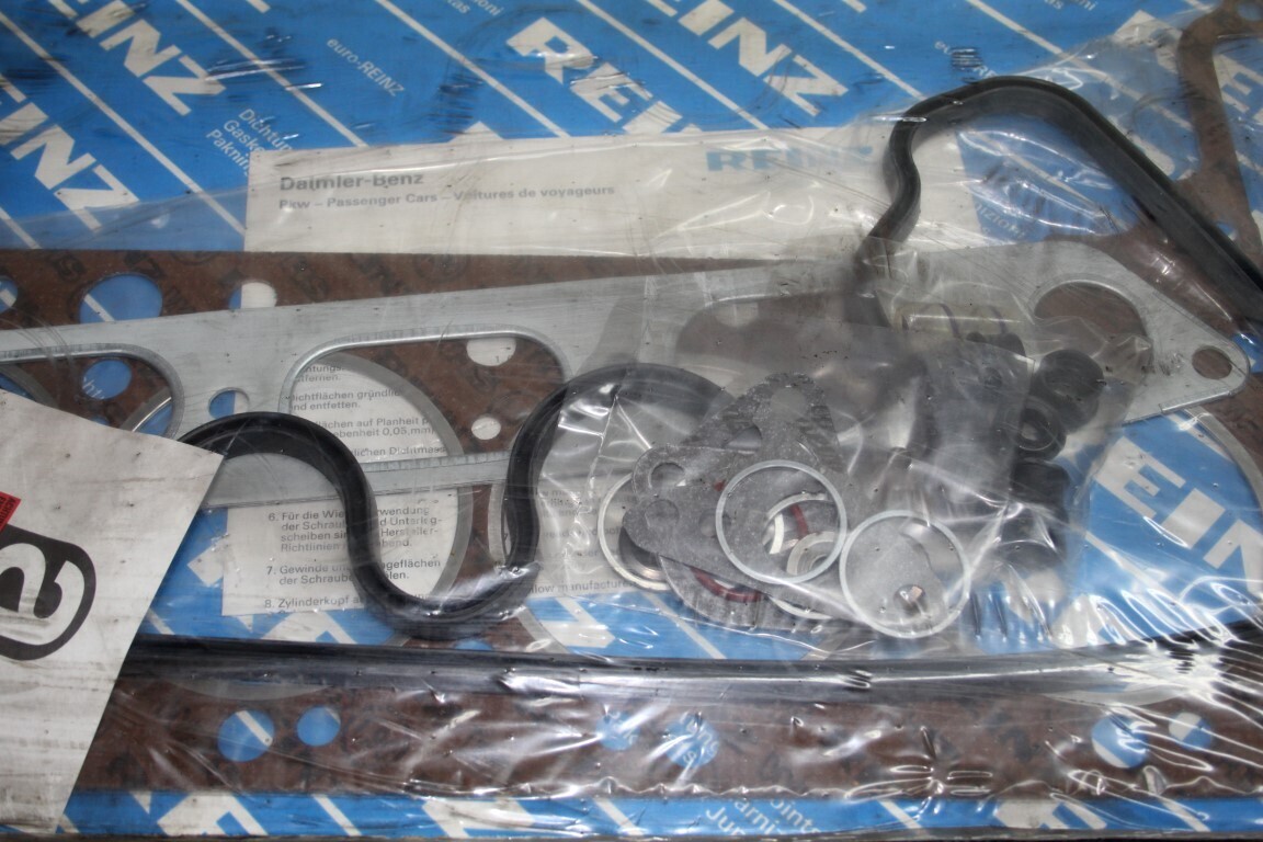 Kop pakking set voor de W 115  240 Diesel
